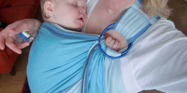 När bebisen amningsvägrar. Bebis sover i ringsjal.