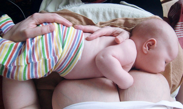 Nytt barn, ny amning. Bebis ammar i en bra position och med ett bra tag om bröstet.