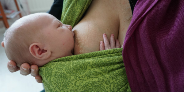 Amning i bärsjal med tre dagar gammal bebis.
