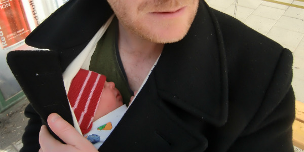 Bära en nyfödd bebis i bärsjal. På väg hem från BB.