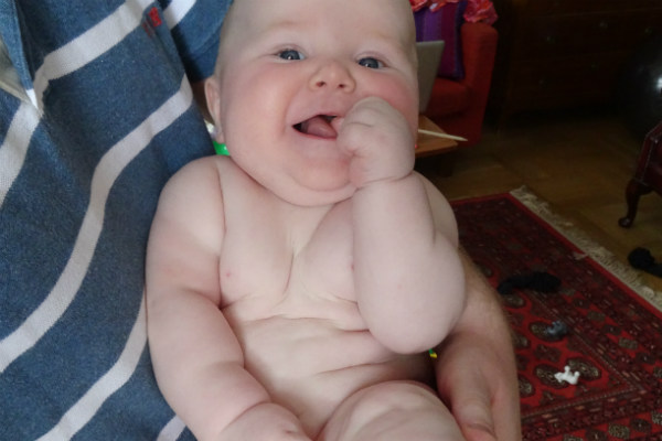 Bebisen vill bara amma på ena bröstet. Glad och go bebis, cirka sex månader gammal.