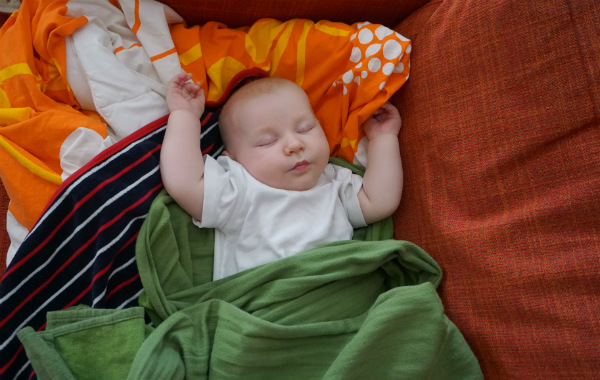 babybaby.se_putting_baby_to_sleep_sofa1