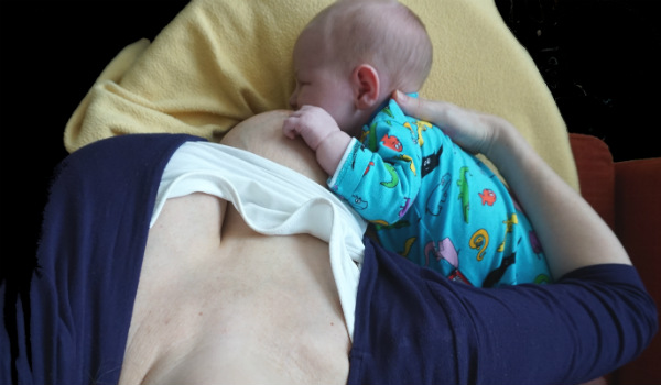 Bebisen vill bara amma på ena bröstet. Rugbygreppet, eller tvillinggreppet.