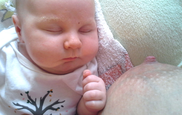 Tillbaka till helamning. Bebis har somnat efter amning, bröst till höger.