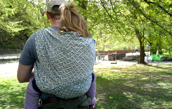 "Förstärkt ryggsäck" kallas sättet att knyta här. Bärsjalen är av märket Tekhni.