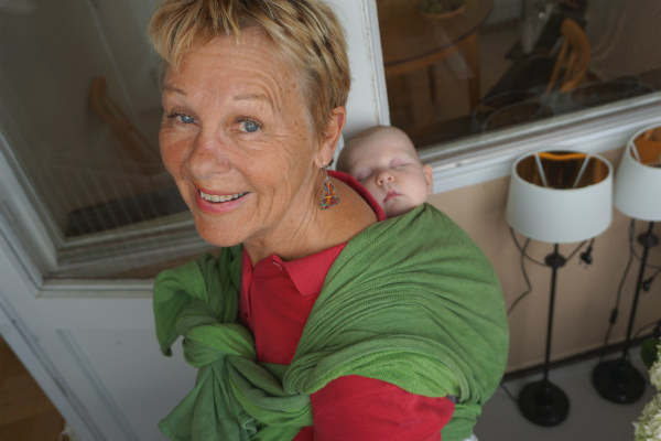 Mormor med bebis på ryggen