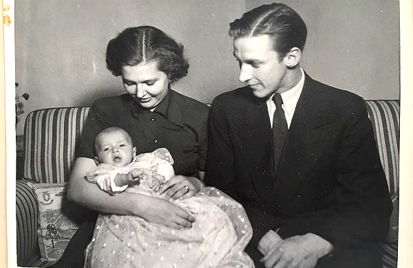 Ulva och Rune Hedsköld med nyfödde Roger 1949.