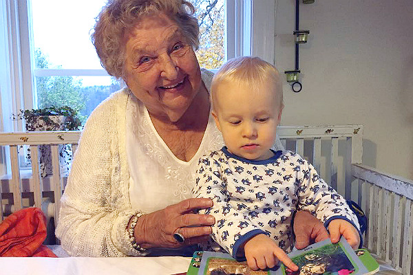 Ulva Hedsköld med barnbarnsbarnet Felix. Foto: Ida Hedsköld.