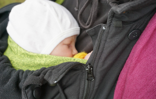 babybaby.se_winter_babywearing_carrying1