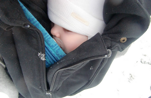 babybaby.se_winter_babywearing_carrying8