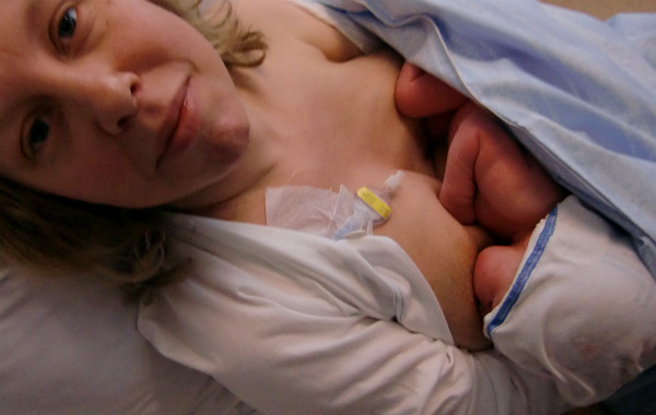 Tips till blivande förälder. Alldeles nyfödd bebis ammar, sjukhussäng.