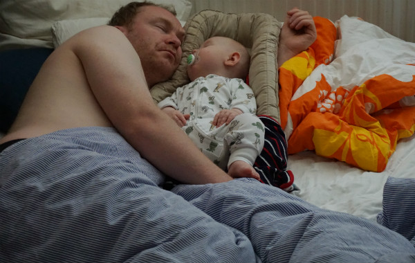 personligt om samsovning. Pappa sover bredvid bebis, som ligger i babynest.