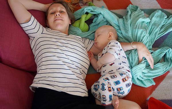 Personligt om samsovning. Bebis sover på mammans arm.