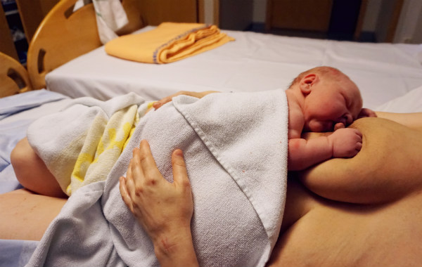 Amningsdagbok del ett. Nyfödd bebis söker mammans bröst på BB.