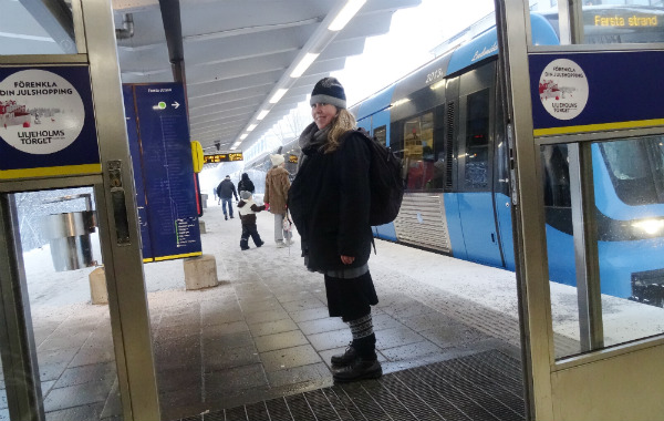 Tandeamning. Gravid kvinna vintertid, på tunnelbanestation.