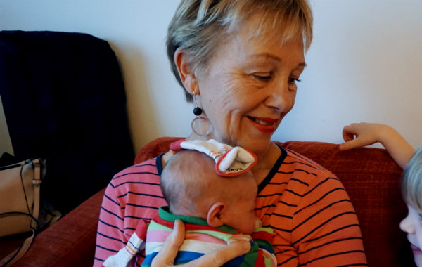 Amningsdagbok del tre. Nyfödd bebis med sin mormor.