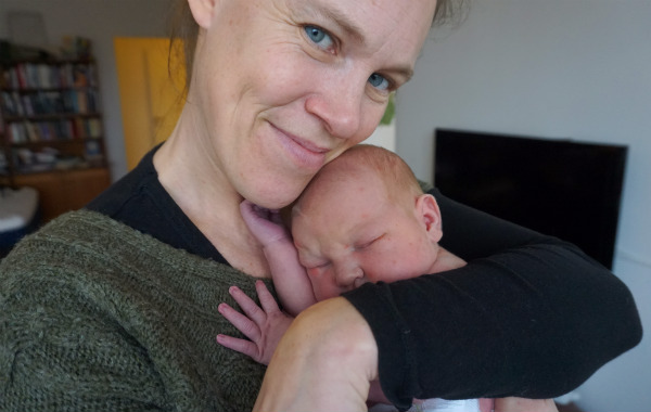 Amningsprylar. Amningsrådgivaren Susanne Gräslund med bebis.