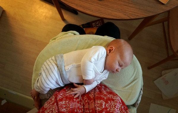 Amningsdagbok del fyra. Bebis har somnat på amningskudde.