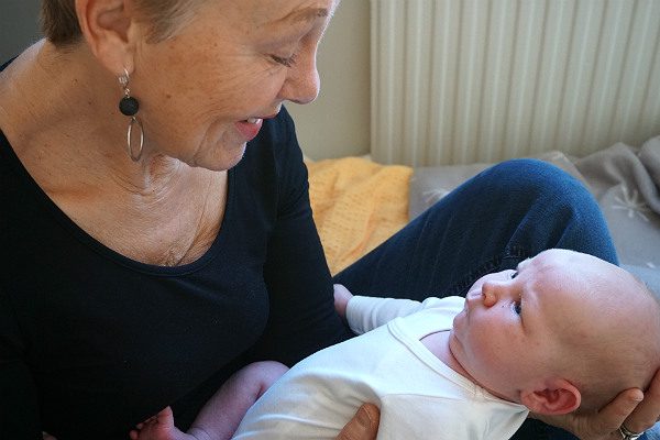 Amningsdagbok del fyra. Mormor håller i nyfödd bebis.