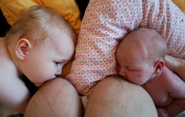 Amningsdagbok del tre. Nyfödd bebis och större syskon ammar samtidigt, tandemamning.