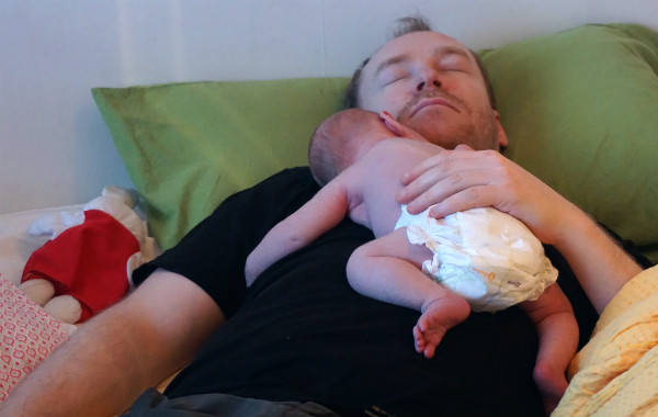 Amningsdagbok del tre. Nyfödd bebis sover på sin pappas bröst.