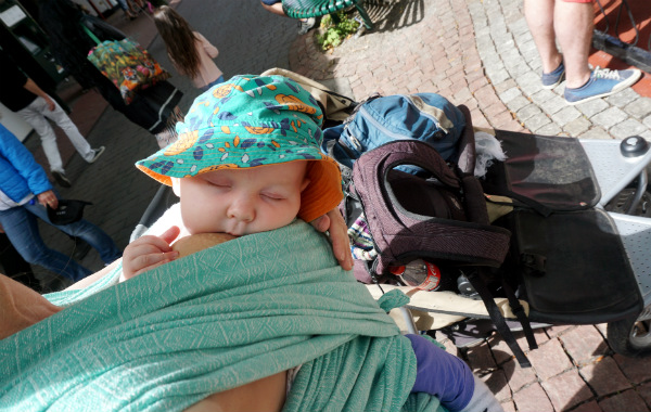 Tips om hur du ammar i bärsele och bärsjal. Bebis har somnat vid bröstet på Gröna Lund.