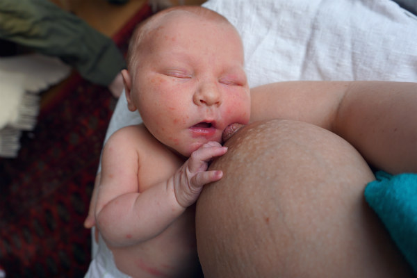 Video om aktiv amning, nyfödd bebis har somnat vid bröstet.