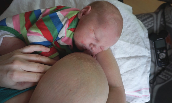 Nyfödd bebis vid bröstet.