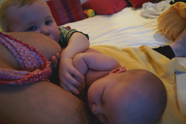 Amningsdagbok del tre. Nyfödd bebis och större syskon vid bröstet.