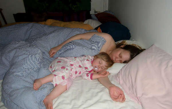 Amningsdagbok del fyra. Samsovning, mamma och ettåring sover ihop i säng.
