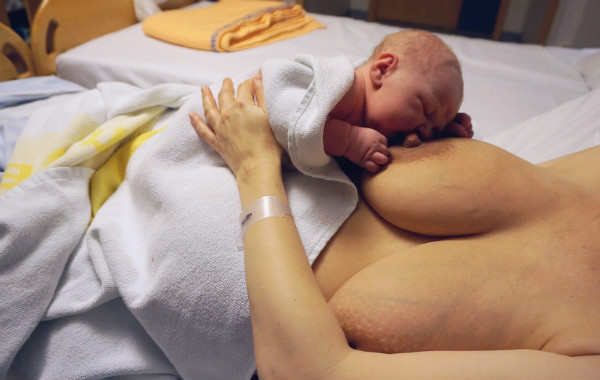 Magical hour, magiska timmen. Bebis på mammans bröst, BB. Bebisen öppnar munnen och söker efter bröstet.