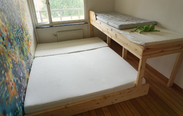 Säng för samsovning, med madrasser på plats.