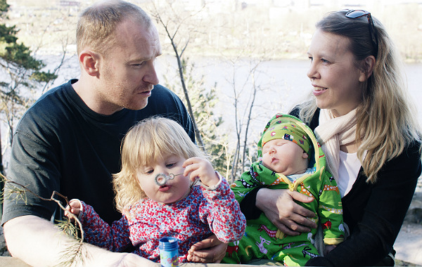 Tilläggsmata mindre, ge mindre ersättning. Familj med två barn, utomhus.