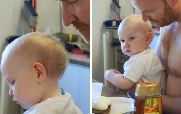 Ettåring äter i sin pappas famn vid ett bord, två bilder.