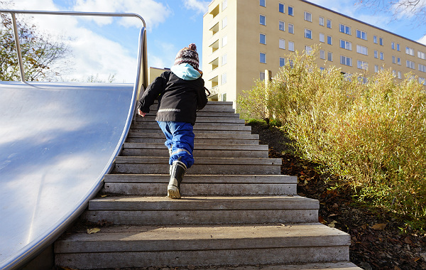 Övergrepp mot barn. Barn går i trappa upp till rutschkana, lekpark.