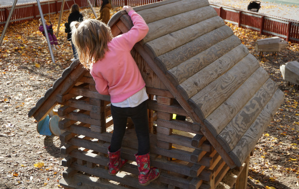 Övergrepp mot barn. Flicka klättrar i lekpark.