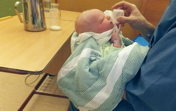 Amningsvänlig tilläggsmatning. Nyfödd bebis koppmatas på sjukhus.