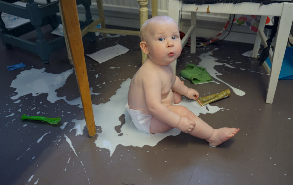 Matintroduktion. Bebis i mjölkpöl på golvet i köket.