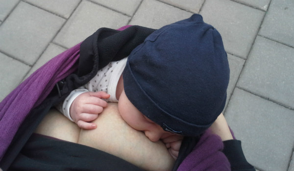 Om du vill ha noll insyn kan du svepa en halsduk om bebis och bröst.