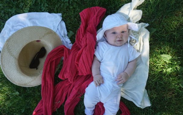 Sjalbarn chillar i sommarvärmen.