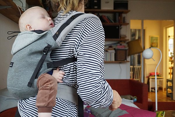 Tips: Så får du upp barnet på ryggen i bärsele - babybaby.se